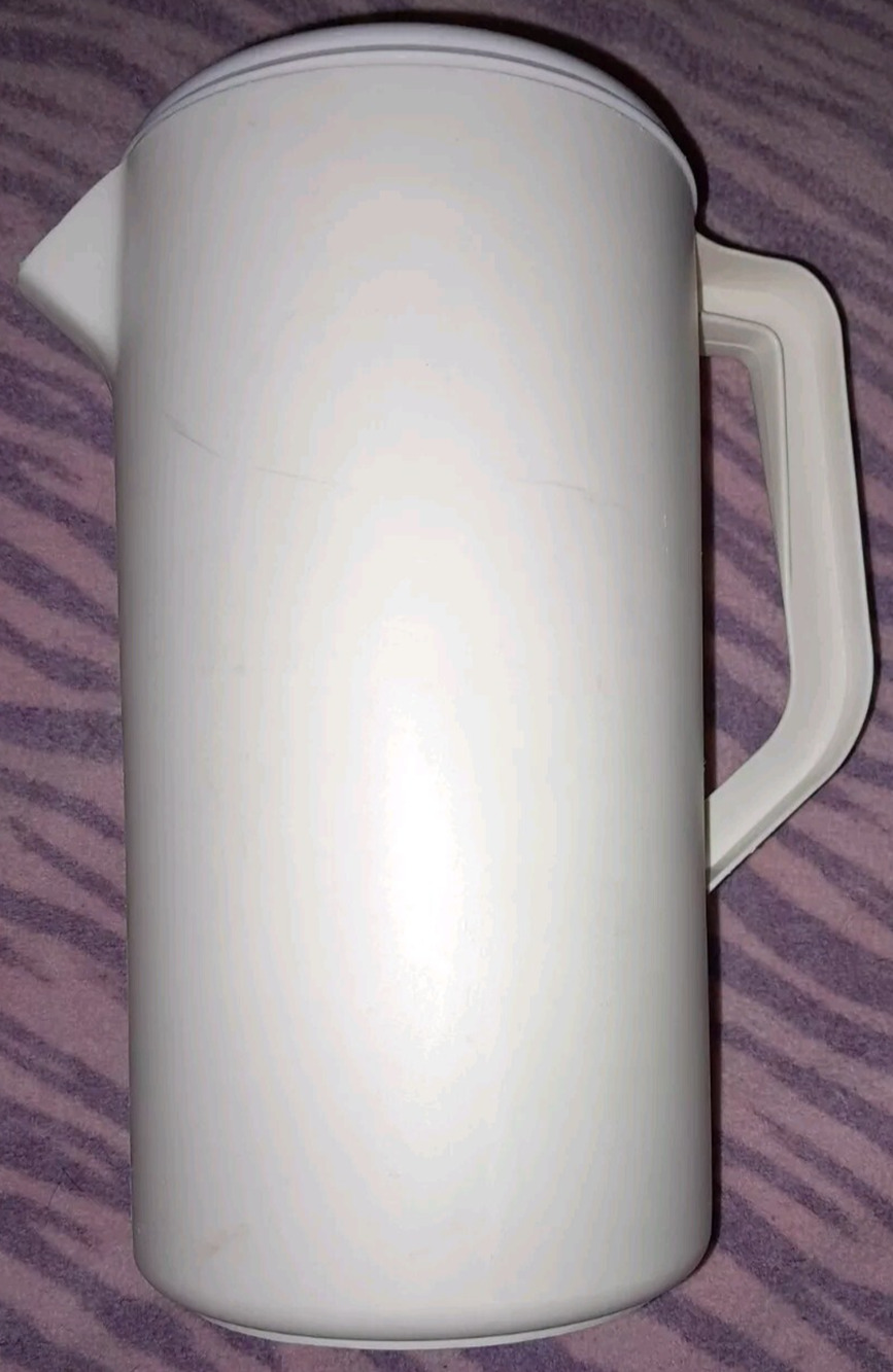 Vintage Rubbermaid 2 1/4 Quart Pitcher Beige 2445 and Lid